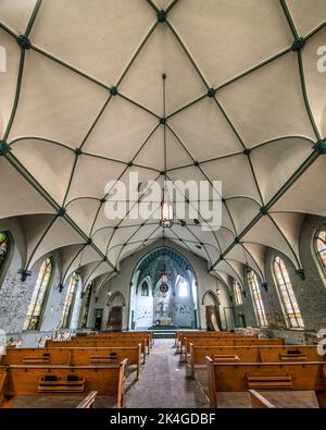 Verlassene Kirche mit Spinnendecke Stockfoto