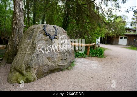 Hamburg, Deutschland. 07.. Mai 2022. Ein Stein mit der Aufschrift 'Wildgehege Klövensteen' am Eingang des Geländes. Quelle: Jonas Walzberg/dpa/Alamy Live News Stockfoto