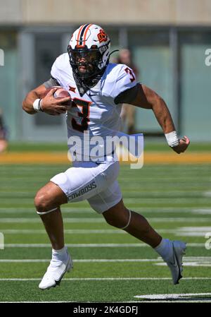 Waco, Texas, USA. 1. Oktober 2022. Oklahoma State Cowboys Quarterback Spencer Sanders (3) läuft mit dem Ball während der 1. Hälfte des NCAA Football Spiels zwischen den Oklahoma State Cowboys und Baylor Bears im McLane Stadium in Waco, Texas. Matthew Lynch/CSM/Alamy Live News Stockfoto