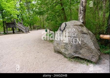 Hamburg, Deutschland. 07.. Mai 2022. Ein Stein mit der Aufschrift 'Wildgehege Klövensteen' am Eingang des Geländes. Quelle: Jonas Walzberg/dpa/Alamy Live News Stockfoto