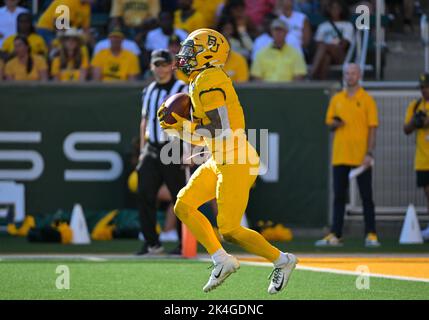 Waco, Texas, USA. 1. Oktober 2022. Baylor Bears Wide Receiver Gavin Holmes (6) spielt 2. während der Hälfte des NCAA Football-Spiels zwischen den Oklahoma State Cowboys und Baylor Bears im McLane Stadium in Waco, Texas. Matthew Lynch/CSM/Alamy Live News Stockfoto