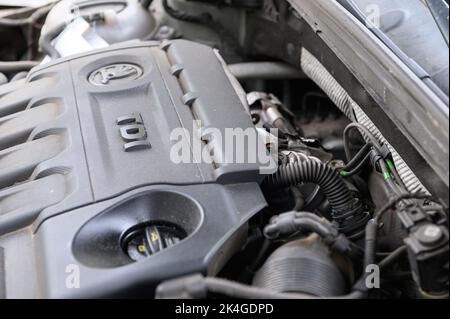 Hamburg, Deutschland. 07.. Mai 2022. Ein Dieselmotor VW EA288 im Motorraum eines Skoda Octavia RS-Kombi. Quelle: Jonas Walzberg/dpa/Alamy Live News Stockfoto