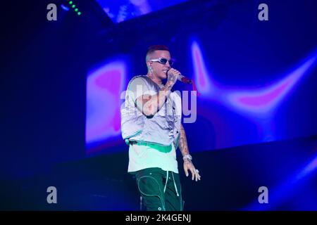 Eboli, Italien. 01. Oktober 2022. Sfera Ebbasta während der SFERA EBBASTA - FAMOSO TOUR 2022, Italienische Sängerin Musikkonzert in Eboli, Italien, Oktober 01 2022 Quelle: Unabhängige Fotoagentur/Alamy Live News Stockfoto