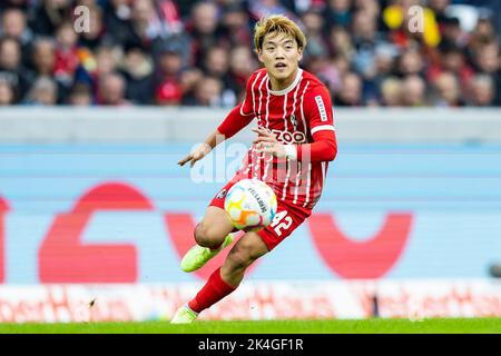 Freiburg Im Breisgau, Deutschland. 01. Oktober 2022. Fußball: Bundesliga, SC Freiburg - FSV Mainz 05, Matchday 8, Europa-Park Stadion. Freiburgs Ritsu Doan in Aktion. Kredit: Tom Weller/dpa - WICHTIGER HINWEIS: Gemäß den Anforderungen der DFL Deutsche Fußball Liga und des DFB Deutscher Fußball-Bund ist es untersagt, im Stadion und/oder vom Spiel aufgenommene Fotos in Form von Sequenzbildern und/oder videoähnlichen Fotoserien zu verwenden oder zu verwenden./dpa/Alamy Live News Stockfoto