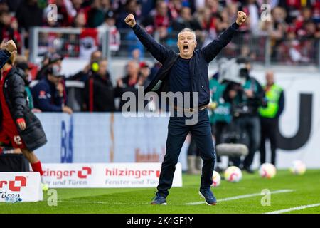 Freiburg Im Breisgau, Deutschland. 01. Oktober 2022. Fußball: Bundesliga, SC Freiburg - FSV Mainz 05, Matchday 8, Europa-Park Stadion. Freiburger Trainer Christian Streich feiert nach dem Spiel. Kredit: Tom Weller/dpa - WICHTIGER HINWEIS: Gemäß den Anforderungen der DFL Deutsche Fußball Liga und des DFB Deutscher Fußball-Bund ist es untersagt, im Stadion und/oder vom Spiel aufgenommene Fotos in Form von Sequenzbildern und/oder videoähnlichen Fotoserien zu verwenden oder zu verwenden./dpa/Alamy Live News Stockfoto