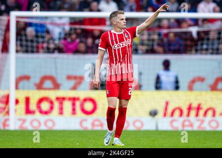 Freiburg Im Breisgau, Deutschland. 01. Oktober 2022. Fußball: Bundesliga, SC Freiburg - FSV Mainz 05, Matchday 8, Europa-Park Stadion. Freiburgs Matthias Ginter ist gestikuliert. Kredit: Tom Weller/dpa - WICHTIGER HINWEIS: Gemäß den Anforderungen der DFL Deutsche Fußball Liga und des DFB Deutscher Fußball-Bund ist es untersagt, im Stadion und/oder vom Spiel aufgenommene Fotos in Form von Sequenzbildern und/oder videoähnlichen Fotoserien zu verwenden oder zu verwenden./dpa/Alamy Live News Stockfoto