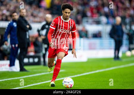 Freiburg Im Breisgau, Deutschland. 01. Oktober 2022. Fußball: Bundesliga, SC Freiburg - FSV Mainz 05, Matchday 8, Europa-Park Stadion. Freiburgs Kevin Schade in Aktion. Kredit: Tom Weller/dpa - WICHTIGER HINWEIS: Gemäß den Anforderungen der DFL Deutsche Fußball Liga und des DFB Deutscher Fußball-Bund ist es untersagt, im Stadion und/oder vom Spiel aufgenommene Fotos in Form von Sequenzbildern und/oder videoähnlichen Fotoserien zu verwenden oder zu verwenden./dpa/Alamy Live News Stockfoto