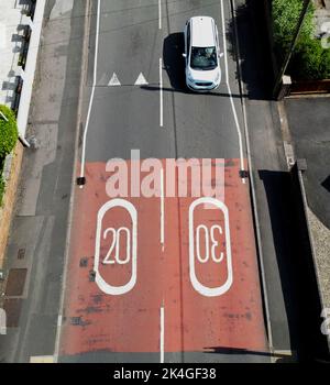 Pontypridd, Wales - Juli 2022: Luftaufnahme einer Straßenmarkierung für Geschwindigkeitsbegrenzungen auf einer Straße durch ein Wohngebiet. Stockfoto