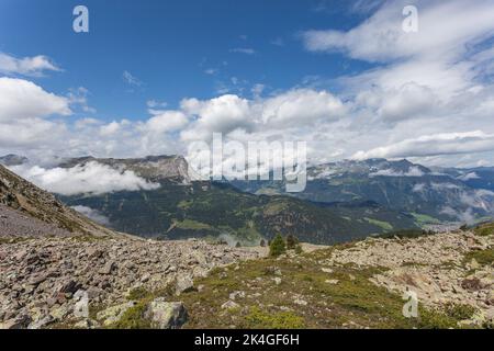 Majestätisches Alpenpanorama an der Grenze zwischen der Schweiz, Italien und Österreich Stockfoto