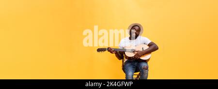 In voller Länge Foto von Angeregten künstlerische Mann, der seine Gitarre spielen. Auf gelben Hintergrund. Stockfoto