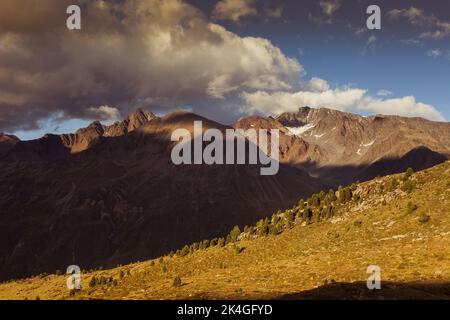 Sonnenuntergangspanorama von den Gipfeln und Gletschern des Vallelunga, Südtirol, Italien Stockfoto