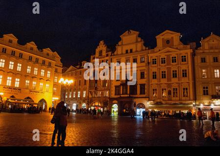 Gemalte neogotische Fassade des Storchhauses und barocke Giebeln auf dem mittelalterlichen Altstädter Ring, Prag, Tschechische Republik. Stockfoto