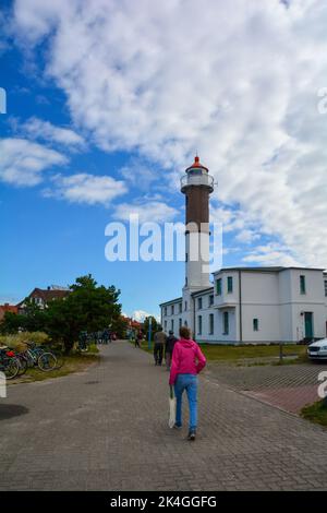 Leuchtturm von 1872, auf der Insel Poel, an der Ostsee am Timmendorf Strand, bei Wismar, Deutschland, Europa, mit Fußgängern auf dem Weg Stockfoto