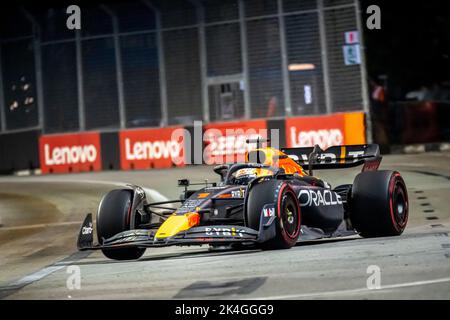 Marina Bay, Singapur, 02.. Oktober 2022, Max Verstappen aus den Niederlanden startet für Red Bull Racing. Renntag, Runde 17 der Formel-1-Meisterschaft 2022. Kredit: Michael Potts/Alamy Live Nachrichten Stockfoto