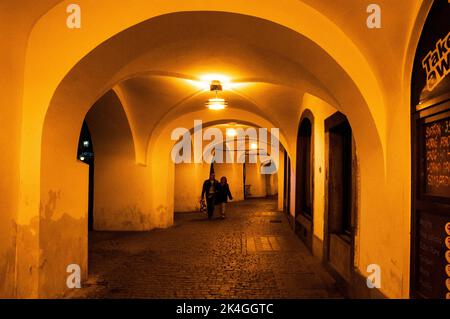 Gewölbte Steindecken von überdachten Gehwegen in der mittelalterlichen Stadt Prag, Tschechische Republik. Stockfoto