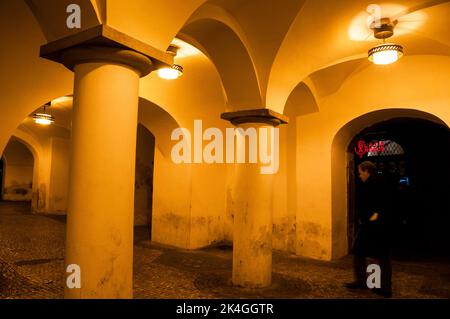 Steingewölbedecken und überdachte Gehwege in der mittelalterlichen Stadt Prag, Tschechische Republik. Stockfoto