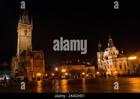 Barocke St.. Nikolaikirche auf dem Prager Altstädter Platz mit gotischem Altstadtturm. Stockfoto