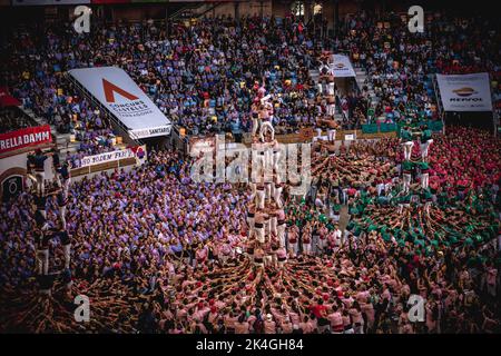 Tarragona, Spanien. 2. Oktober 2022. Die 'Xiquets de Tarragona' bauten während drei der Tarragona Human Tower Competition 28. in Tarragona einen menschlichen Turm. Der Wettbewerb findet alle zwei Jahre statt und zeigt die wichtigsten 'Castellers'-Teams (Colles) Kataloniens während einer dreitägigen Veranstaltung, die vom Rathaus von Tarragona organisiert wird.Quelle: Matthias Oesterle/Alamy Live News Stockfoto