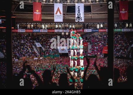 Tarragona, Spanien. 2. Oktober 2022. Die 'Castellers de Vilafranca' bauten während drei der zwei Tarragona Human Tower Competition 28. in Tarragona einen menschlichen Turm. Der Wettbewerb findet alle zwei Jahre statt und zeigt die wichtigsten 'Castellers'-Teams (Colles) Kataloniens während einer dreitägigen Veranstaltung, die vom Rathaus von Tarragona organisiert wird.Quelle: Matthias Oesterle/Alamy Live News Stockfoto