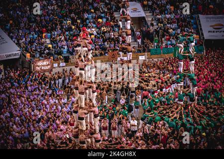 Tarragona, Spanien. 2. Oktober 2022. Die 'Xiquets de Tarragona' bauten während drei der Tarragona Human Tower Competition 28. in Tarragona einen menschlichen Turm. Der Wettbewerb findet alle zwei Jahre statt und zeigt die wichtigsten 'Castellers'-Teams (Colles) Kataloniens während einer dreitägigen Veranstaltung, die vom Rathaus von Tarragona organisiert wird.Quelle: Matthias Oesterle/Alamy Live News Stockfoto