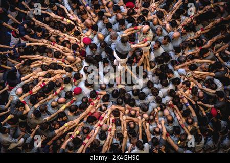 Tarragona, Spanien. 2. Oktober 2022. Die 'Castellers de Sants' bauen einen menschlichen Turm während drei der Tarragona Human Tower Competition 28. in Tarragona. Der Wettbewerb findet alle zwei Jahre statt und zeigt die wichtigsten 'Castellers'-Teams (Colles) Kataloniens während einer dreitägigen Veranstaltung, die vom Rathaus von Tarragona organisiert wird.Quelle: Matthias Oesterle/Alamy Live News Stockfoto