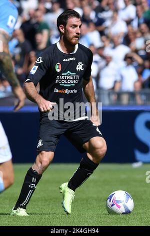 Roma, Latium. 02. Oktober 2022. Simone Bastoni von Spezia während der Serie Ein Spiel zwischen SS Lazio gegen Spezia im Olimpico-Stadion in Rom, Italien, 02.. Oktober 2022. (Foto des Kredits AllShotLive/SipaUsa) Credit: SIPA USA/Alamy Live News Stockfoto