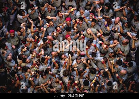 Tarragona, Spanien. 2. Oktober 2022. Die 'Castellers de Sants' feiern einen ihrer Menschentürme am dritten Tag des Tarragona Human Tower Competition 28. in Tarragona. Der Wettbewerb findet alle zwei Jahre statt und zeigt die wichtigsten 'Castellers'-Teams (Colles) Kataloniens während einer dreitägigen Veranstaltung, die vom Rathaus von Tarragona organisiert wird.Quelle: Matthias Oesterle/Alamy Live News Stockfoto