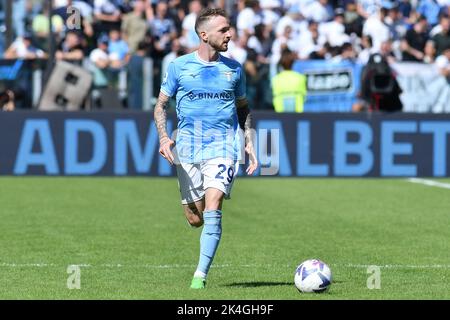 Roma, Latium. 02. Oktober 2022. Manuel Lazzari von SS Lazio während der Serie Ein Spiel zwischen SS Lazio gegen Spezia im Olimpico-Stadion in Rom, Italien, 02.. Oktober 2022. (Foto des Kredits AllShotLive/SipaUsa) Credit: SIPA USA/Alamy Live News Stockfoto
