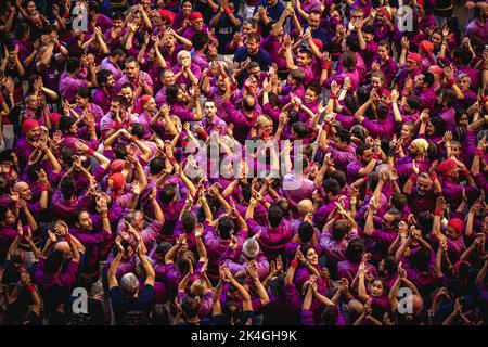 Tarragona, Spanien. 2. Oktober 2022. Die Moixiganguers d'Igualada feiern einen ihrer menschlichen Türme am dritten Tag des Tarragona Human Tower Competition 28. in Tarragona. Der Wettbewerb findet alle zwei Jahre statt und zeigt die wichtigsten 'Castellers'-Teams (Colles) Kataloniens während einer dreitägigen Veranstaltung, die vom Rathaus von Tarragona organisiert wird.Quelle: Matthias Oesterle/Alamy Live News Stockfoto