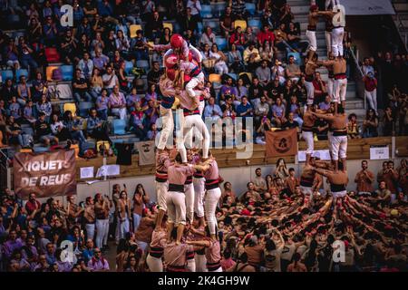 Tarragona, Spanien. 2. Oktober 2022. Die 'Xiquets de Tarragona' bauten während drei der Tarragona Human Tower Competition 28. in Tarragona einen menschlichen Turm. Der Wettbewerb findet alle zwei Jahre statt und zeigt die wichtigsten 'Castellers'-Teams (Colles) Kataloniens während einer dreitägigen Veranstaltung, die vom Rathaus von Tarragona organisiert wird.Quelle: Matthias Oesterle/Alamy Live News Stockfoto