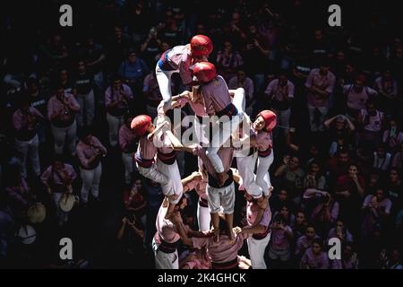 Tarragona, Spanien. 2. Oktober 2022. Die 'Xiquets de Tarragona' bauten während drei der Tarragona Human Tower Competition 28. in Tarragona einen menschlichen Turm. Der Wettbewerb findet alle zwei Jahre statt und zeigt die wichtigsten 'Castellers'-Teams (Colles) Kataloniens während einer dreitägigen Veranstaltung, die vom Rathaus von Tarragona organisiert wird.Quelle: Matthias Oesterle/Alamy Live News Stockfoto