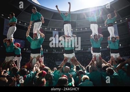 Tarragona, Spanien. 2. Oktober 2022. Die 'Castellers de Vilafranca' bauen am Ende des dritten Tages des Tarragona Human Tower Competition 28. in Tarragona menschliche Säulen. Der Wettbewerb findet alle zwei Jahre statt und zeigt die wichtigsten 'Castellers'-Teams (Colles) Kataloniens während einer dreitägigen Veranstaltung, die vom Rathaus von Tarragona organisiert wird.Quelle: Matthias Oesterle/Alamy Live News Stockfoto