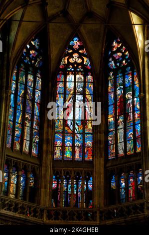 Spätfranzösische gotische Apsis der Kathedrale der Heiligen Veits, Wenzels und Adalbert in Prag, Tschechische Republik. Stockfoto
