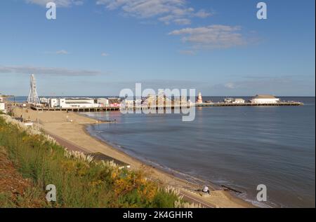 Blick auf die gesamte Länge des Clacton Pier, aufgenommen von der Südseite des Piers an einem schönen Herbsttag Stockfoto