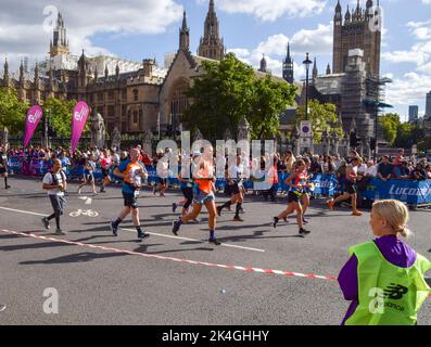 London, Großbritannien. 2.. Oktober 2022. Der London Marathon führt durch den Parliament Square, vorbei an Big Ben und Houses of Parliament. Kredit: Vuk Valcic/Alamy Live Nachrichten Stockfoto