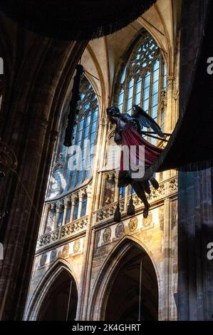 Engel spielen unter gotischen Decken im Königlichen Mausoleum in der Kathedrale der Heiligen Veits, Wenzels und Adalbert in Prag, Tschechien. Stockfoto