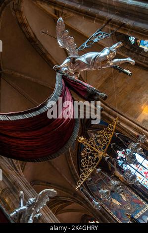 Engel spielen unter gotischen Decken im Königlichen Mausoleum in der Kathedrale der Heiligen Veits, Wenzels und Adalbert in Prag, Tschechien. Stockfoto