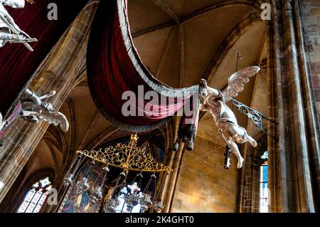 Engel spielen unter gotischen Decken im Königlichen Mausoleum in der Kathedrale der Heiligen Veits, Wenzels und Adalbert in Prag, Tschechien. Stockfoto