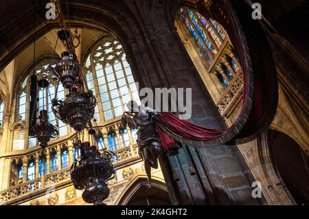 Engel spielen unter gotischen Decken im Königlichen Mausoleum in der Kathedrale der Heiligen Veits, Wenzels und Adalbert in Prag, Tschechien. Stockfoto