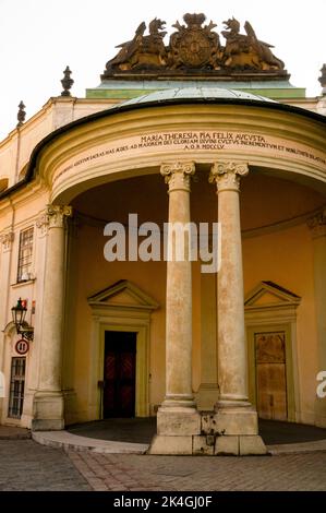 Maria Theresia Eingang zum Rosenberg-Palast auf der Prager Burg, Tschechische Republik, ein Institut für Adligen. Stockfoto