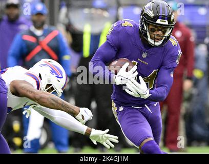 Baltimore, Usa. 02. Oktober 2022. Marlon Humphrey (44) fängt in der ersten Hälfte des M&T Bank Stadium in Baltimore, Maryland, am Sonntag, den 2. Oktober 2022, einen Pass vor dem Buffalo Bills Wide Receiver Gabe Davis (L) ab. Foto von David Tulis/UPI Credit: UPI/Alamy Live News Stockfoto