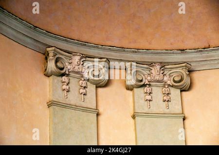 Rokoko-Pilaster des Maria-Theresa-Eingangs zum Rosenberg-Palast auf der Prager Burg, Tschechische Republik, Institut für Adligen. Stockfoto