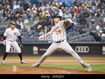 New York City, Usa. 02. Oktober 2022. Der Baltimore Orioles Pitcher Kyle Bradish wirft nach einem Spaziergang durch die New York Yankees Aaron Judge (L) im fünften Inning im Yankee Stadium in New York City am Sonntag, den 2. Oktober 2022. Foto von John Angelillo/UPI Credit: UPI/Alamy Live News Stockfoto