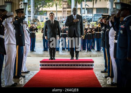 Aiea, Vereinigte Staaten Von Amerika. 29. September 2022. AIEA, Vereinigte Staaten von Amerika. 29. September 2022. US-Verteidigungsminister Lloyd J. Austin III, rechts, steht für die Nationalhymne mit dem verantwortlichen philippinischen Verteidigungsbeauftragten, Jose C. Faustino, links, nach Ankunft für bilaterale Gespräche beim Indo-Pacific Command, Camp Smith, 29. September 2022 in Aiea, Oahu, Hawaii. Quelle: Chad J. McNeeley/DOD/Alamy Live News Stockfoto