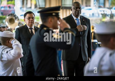 Aiea, Vereinigte Staaten Von Amerika. 29. September 2022. AIEA, Vereinigte Staaten von Amerika. 29. September 2022. US-Verteidigungsminister Lloyd J. Austin III, rechts, steht für die Nationalhymne mit dem verantwortlichen philippinischen Verteidigungsbeauftragten, Jose C. Faustino, links, nach Ankunft für bilaterale Gespräche beim Indo-Pacific Command, Camp Smith, 29. September 2022 in Aiea, Oahu, Hawaii. Quelle: Chad J. McNeeley/DOD/Alamy Live News Stockfoto