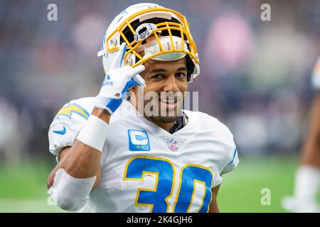 Houston, TX, USA. 2. Oktober 2022. Los Angeles Chargers läuft zurück Austin Ezeler (30) lächelt vor einem NFL-Fußballspiel zwischen den Los Angeles Chargers und den Houston Texans im NRG Stadium in Houston, TX. Trask Smith/CSM/Alamy Live News Stockfoto