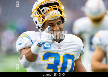 Houston, TX, USA. 2. Oktober 2022. Los Angeles Chargers läuft zurück Austin Ezeler (30) lächelt vor einem NFL-Fußballspiel zwischen den Los Angeles Chargers und den Houston Texans im NRG Stadium in Houston, TX. Trask Smith/CSM/Alamy Live News Stockfoto