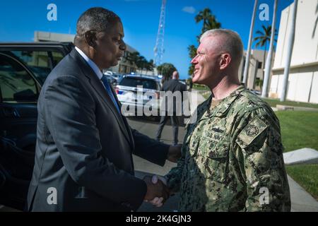 Honolulu, Vereinigte Staaten Von Amerika. 30. September 2022. Honolulu, Vereinigte Staaten von Amerika. 30. September 2022. Der US-Verteidigungsminister Lloyd J. Austin III begrüßt die US Navy Rear ADM. John Wade, Commander, Joint Task Force-Red Hill, diskutiert auf der Joint Base Pearl Harbor-Hickam, 30. September 2022 in Honolulu, Hawaii, die Krise der Wasserkontamination, die durch ausgesandten Treibstoff verursacht wurde. Quelle: Chad J. McNeeley/DOD/Alamy Live News Stockfoto