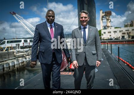 Honolulu, Vereinigte Staaten Von Amerika. 01. Oktober 2022. Honolulu, Vereinigte Staaten von Amerika. 01. Oktober 2022. Der australische Verteidigungsminister Richard Marles, rechts, und der US-Verteidigungsminister Lloyd Austin, posieren auf dem Deck des U-Bootes USS Mississippi der Virginia-Klasse auf der Naval Station Pearl Harbor, 1. Oktober 2022 in Honolulu, Oahu, Hawaii. Quelle: Chad J. McNeeley/DOD/Alamy Live News Stockfoto