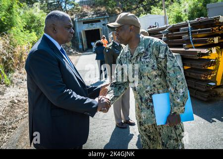 Honolulu, Vereinigte Staaten Von Amerika. 10.. Juni 2021. Honolulu, Vereinigte Staaten von Amerika. 10. Juni 2021. US-Verteidigungsminister Lloyd J. Austin III, dankt der hinteren ADM. Steve Barnett, Kommandant, Navy Region Hawaii, Naval Surface Group nach einem Besuch zur Diskussion der Wasserkontaminationskrise, die durch leckendes Düsentreibstoff auf der Joint Base Pearl Harbor-Hickam verursacht wurde, 30. September 2022 in Honolulu, Hawaii. Quelle: Chad J. McNeeley/DOD/Alamy Live News Stockfoto